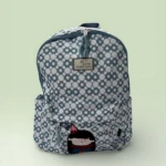 Mochila Team Friends azul con estampado geométrico blanco, logo visible y bolsillo frontal con de personaje.