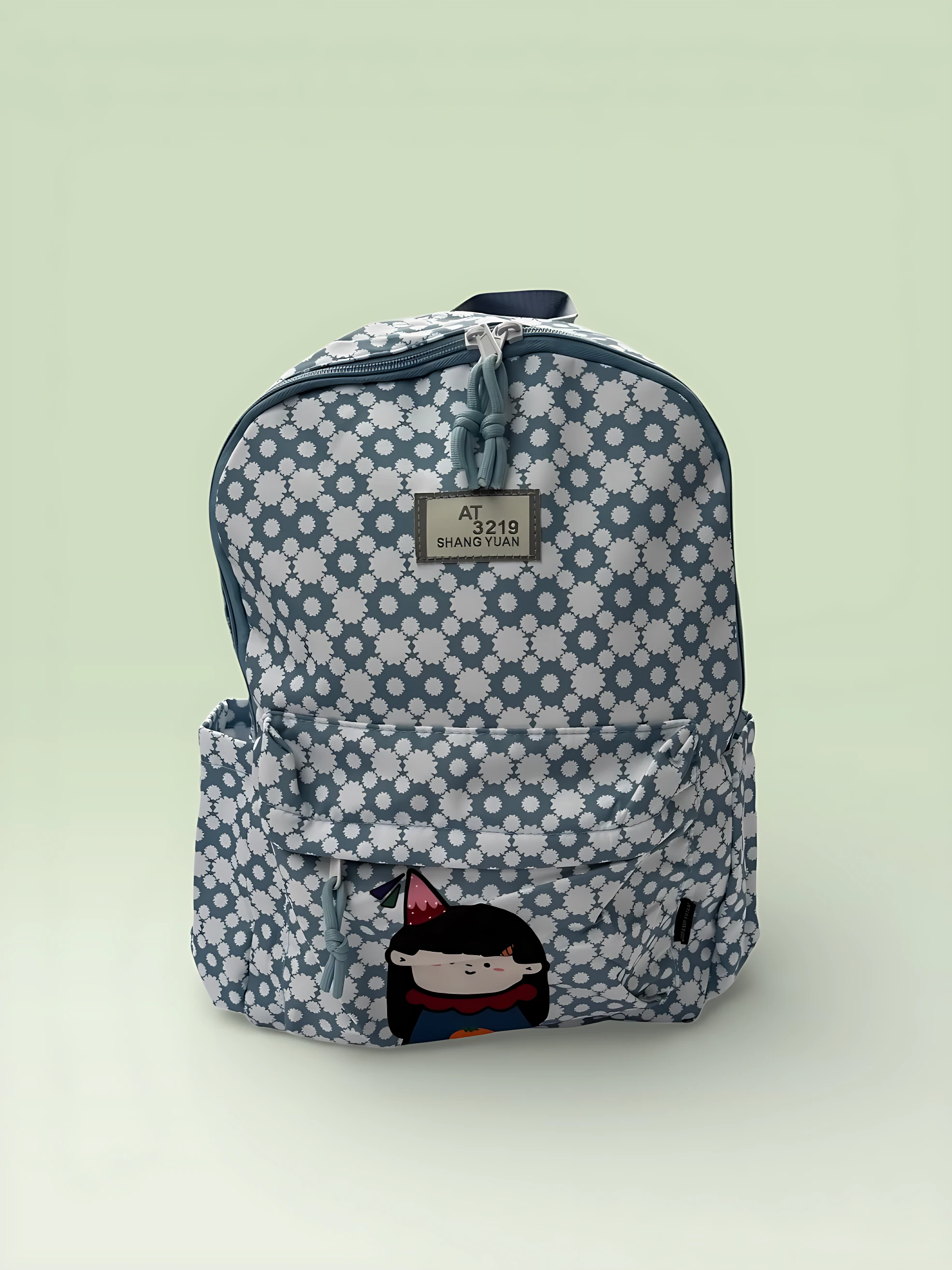 Mochila Team Friends azul con estampado geométrico blanco, logo visible y bolsillo frontal con de personaje.