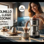 Mujer en cocina usando molinillo de café RAF plateado, moliendo granos sobre filtro de goteo; texto promocional visible.
