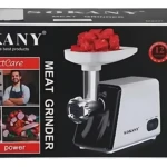 Molino procesador Sokany SK-312 de 2500W, color blanco y negro, con bandeja superior llena de carne picada, sobre fondo negro con detalles rojos y texto descriptivo.
