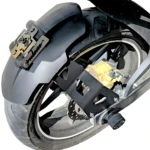 Monobrazo trasero de acero inoxidable mate instalado en rueda de motocicleta, con soporte para placa y detalles en amarillo.
