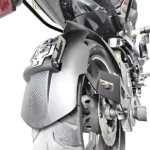 Monobrazo trasero de acero inoxidable mate instalado en motocicleta, con acabado texturizado y soporte metálico visible.
