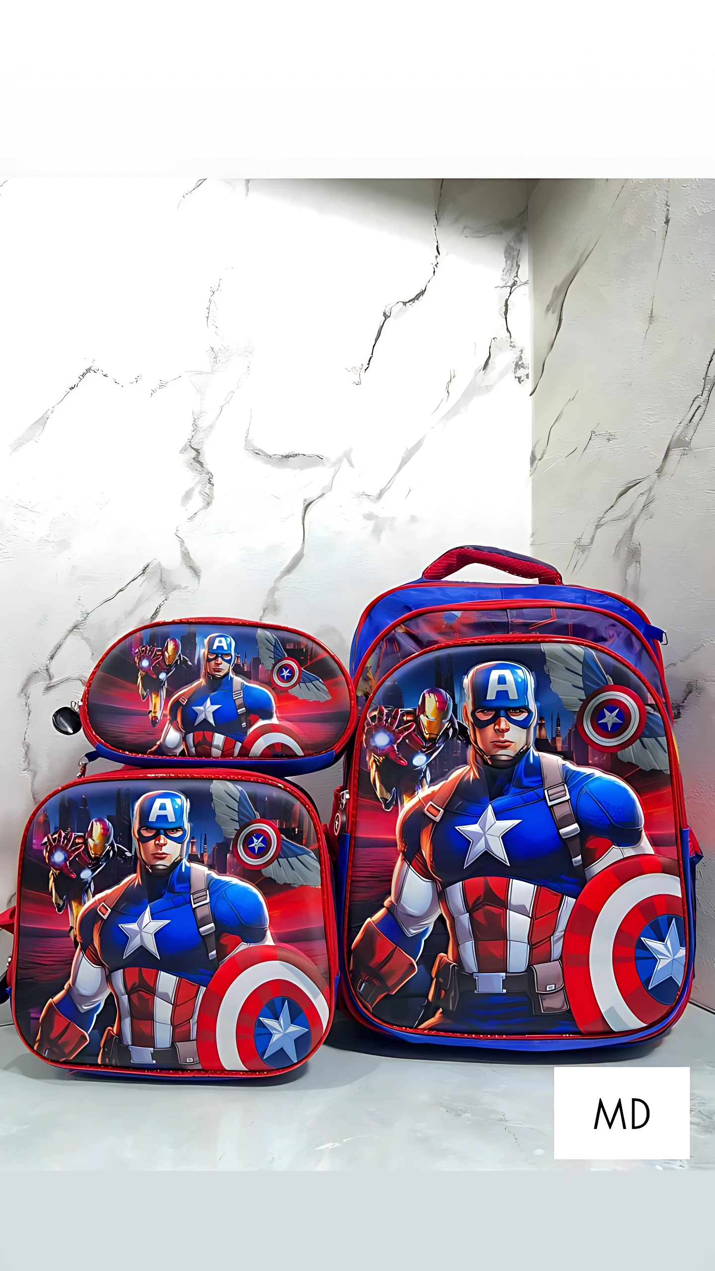 Set de mochila escolar con estampado de Capitán América, incluye lonchera térmica y estuche para útiles, todo en tonos rojo, azul y blanco.