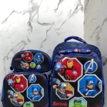 Morral escolar azul con personajes de los Vengadores, incluye lonchera térmica y estuche para útiles, diseño con relieve y logotipos visibles.