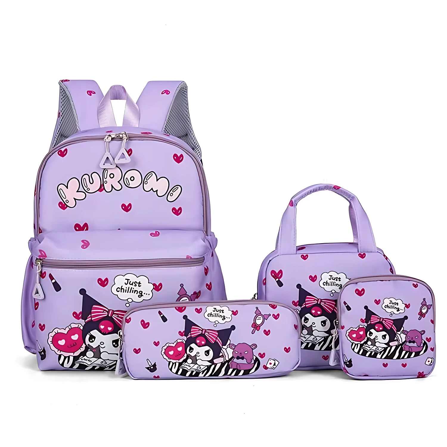Mochila escolar Sanrio en tonos lavanda con diseño de Kuromi, acompañada de estuche, bolsa térmica y fundas para útiles, mostrando conjunto completo de cuatro piezas.