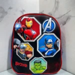 Mochila escolar infantil compacta con cierre único, diseño Avengers con personajes Iron Man, Thor, Capitán América y Hulk sobre fondo negro con bordes rojos.