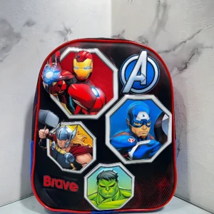 Mochila escolar infantil compacta con cierre único, diseño Avengers con personajes Iron Man, Thor, Capitán América y Hulk sobre fondo negro con bordes rojos.