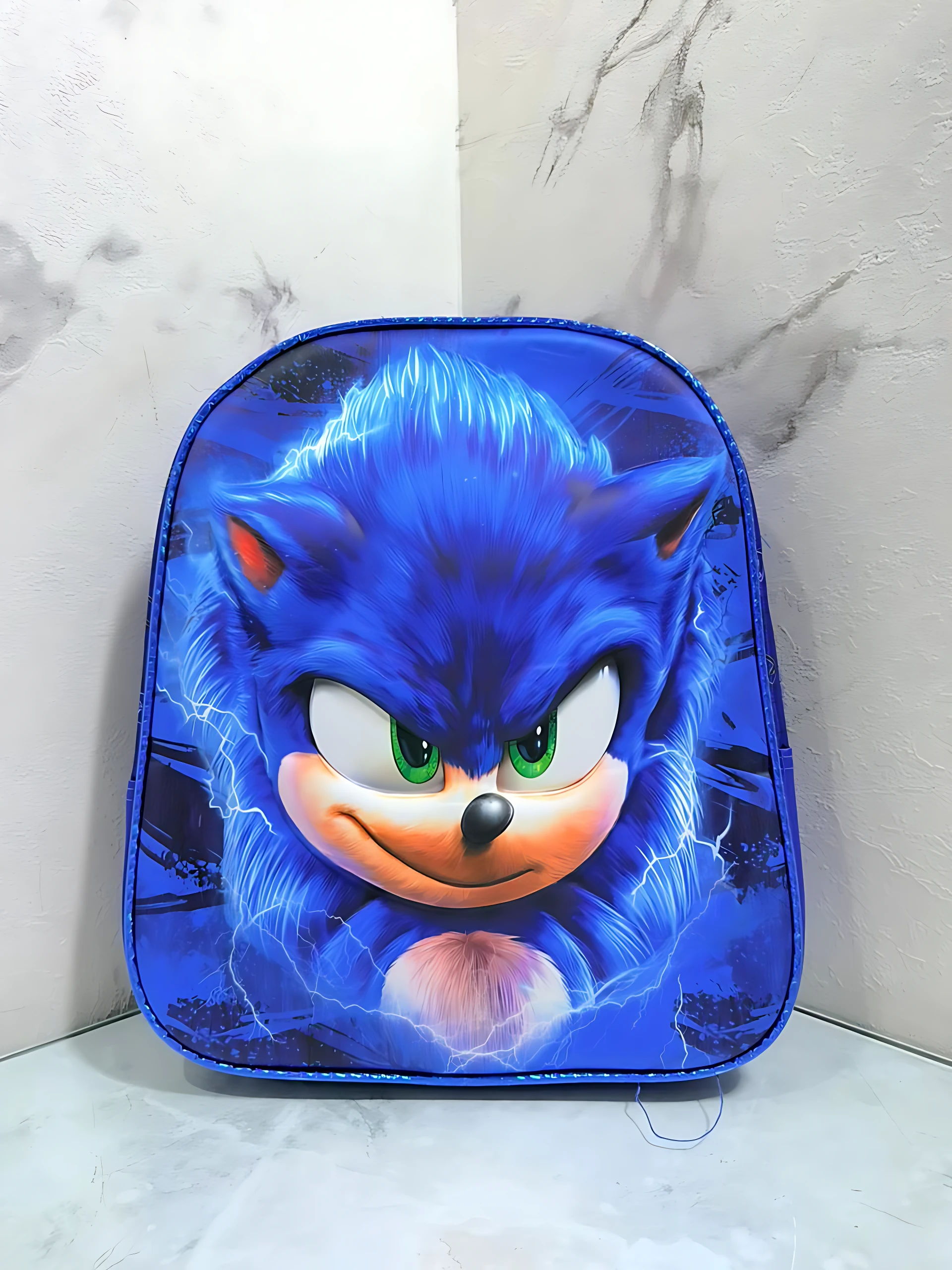 Mochila escolar infantil azul con estampado de Sonic el Erizo, cierre único y diseño compacto para transporte de útiles.