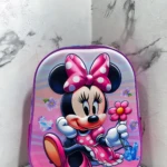 Mochila escolar infantil compacta con cierre único, diseño de Minnie Mouse en tonos rosados y morados, con detalles de flores y diamantes.