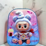 Mochila escolar infantil compacta con cierre único, diseño 3D de personaje LREUBU en tonos rosa y azul, con detalles de peluche y accesorios visibles.