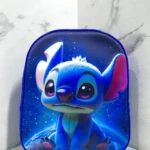 Mochila escolar infantil azul con estampado de Stitch, fondo estrellado y detalles en rosa.