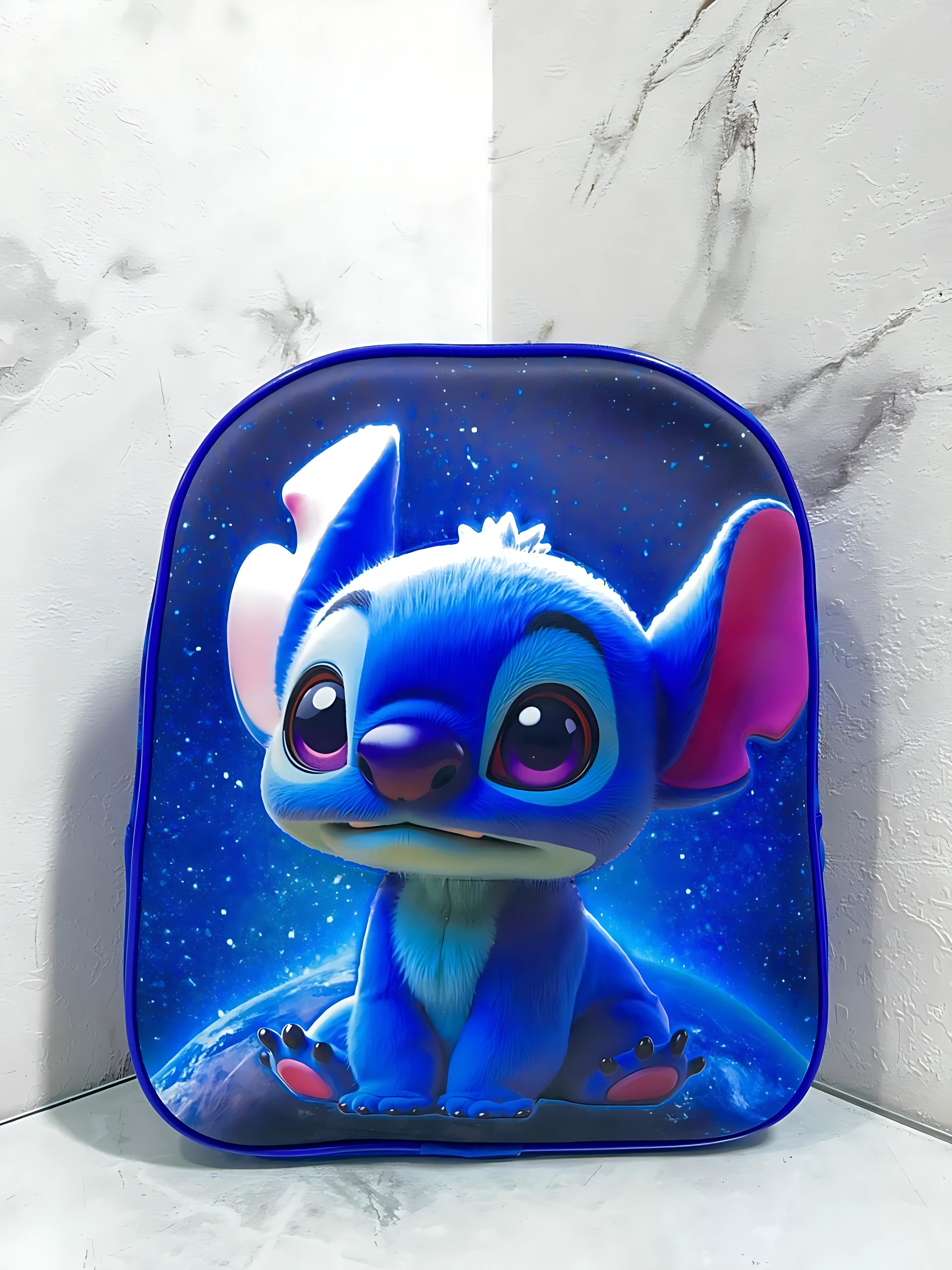 Mochila escolar infantil azul con estampado de Stitch, fondo estrellado y detalles en rosa.