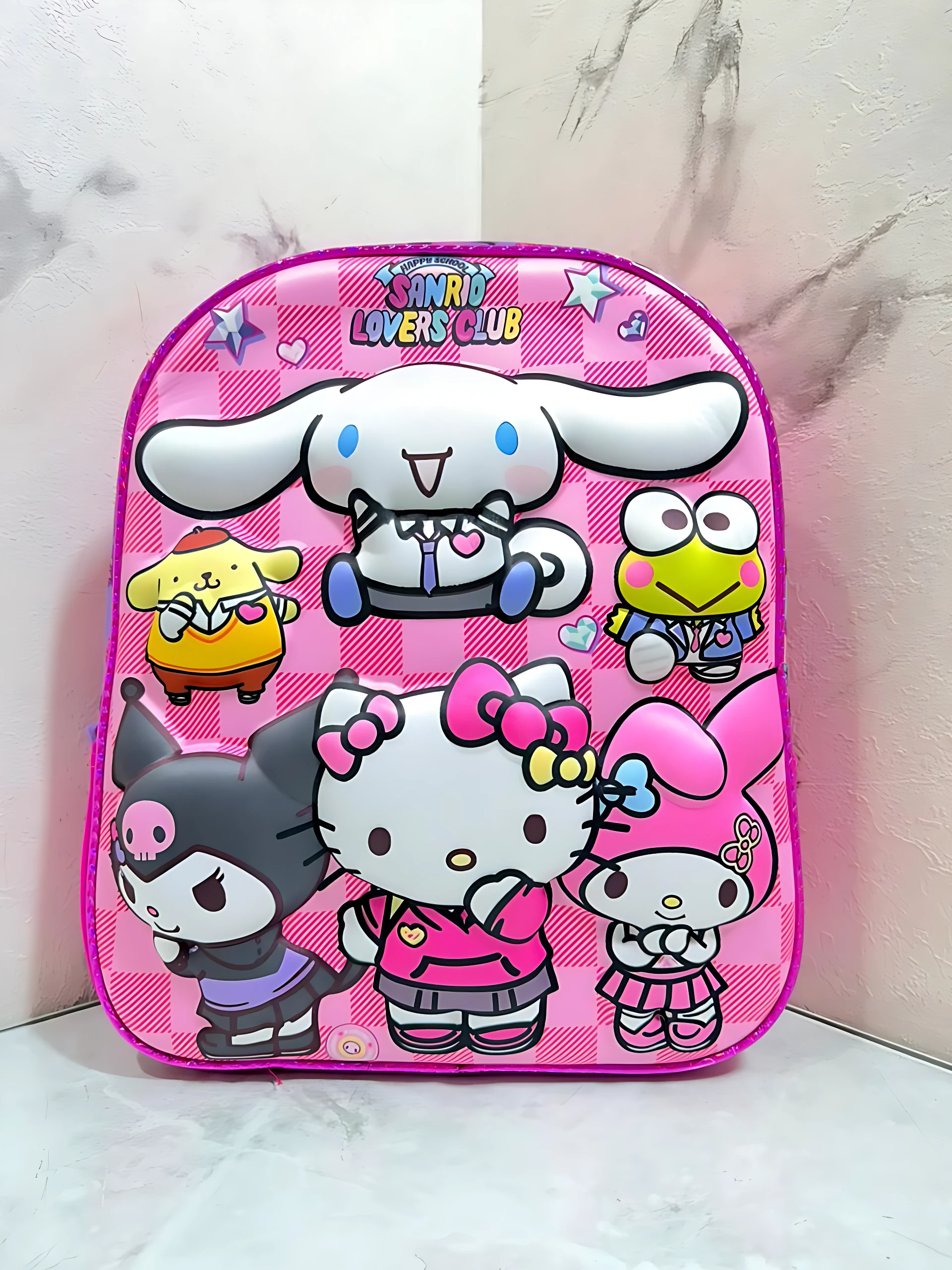 Mochila escolar infantil compacta rosa con estampado de personajes Sanrio Lovers Club, cierre único y diseño ergonómico para niños.