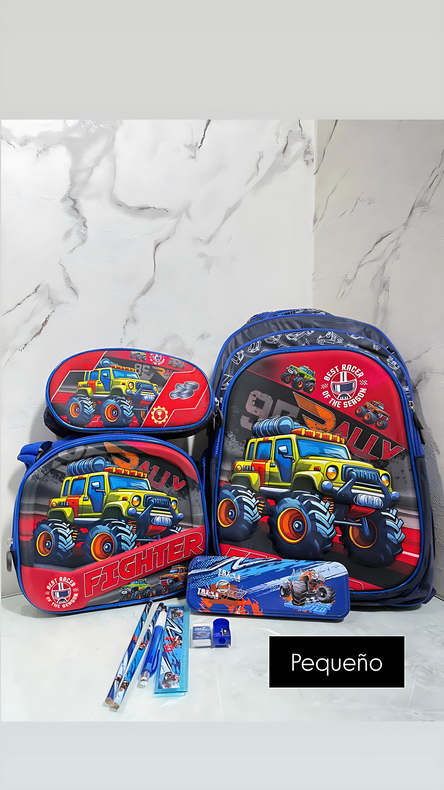 Mochila escolar pequeña con lonchera integrada, diseño de camiones todoterreno en colores rojo, azul y amarillo, incluye estuche para lápices y accesorios escolares.