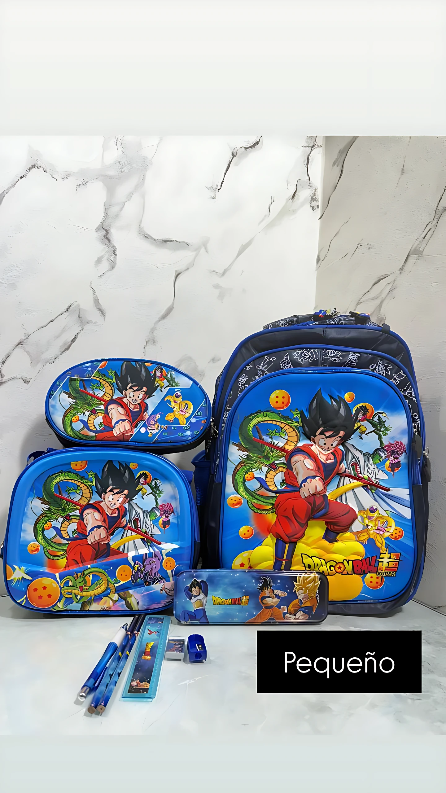 Mochila escolar pequeña azul con estampado de Dragon Ball, incluye lonchera integrada y accesorios escolares.