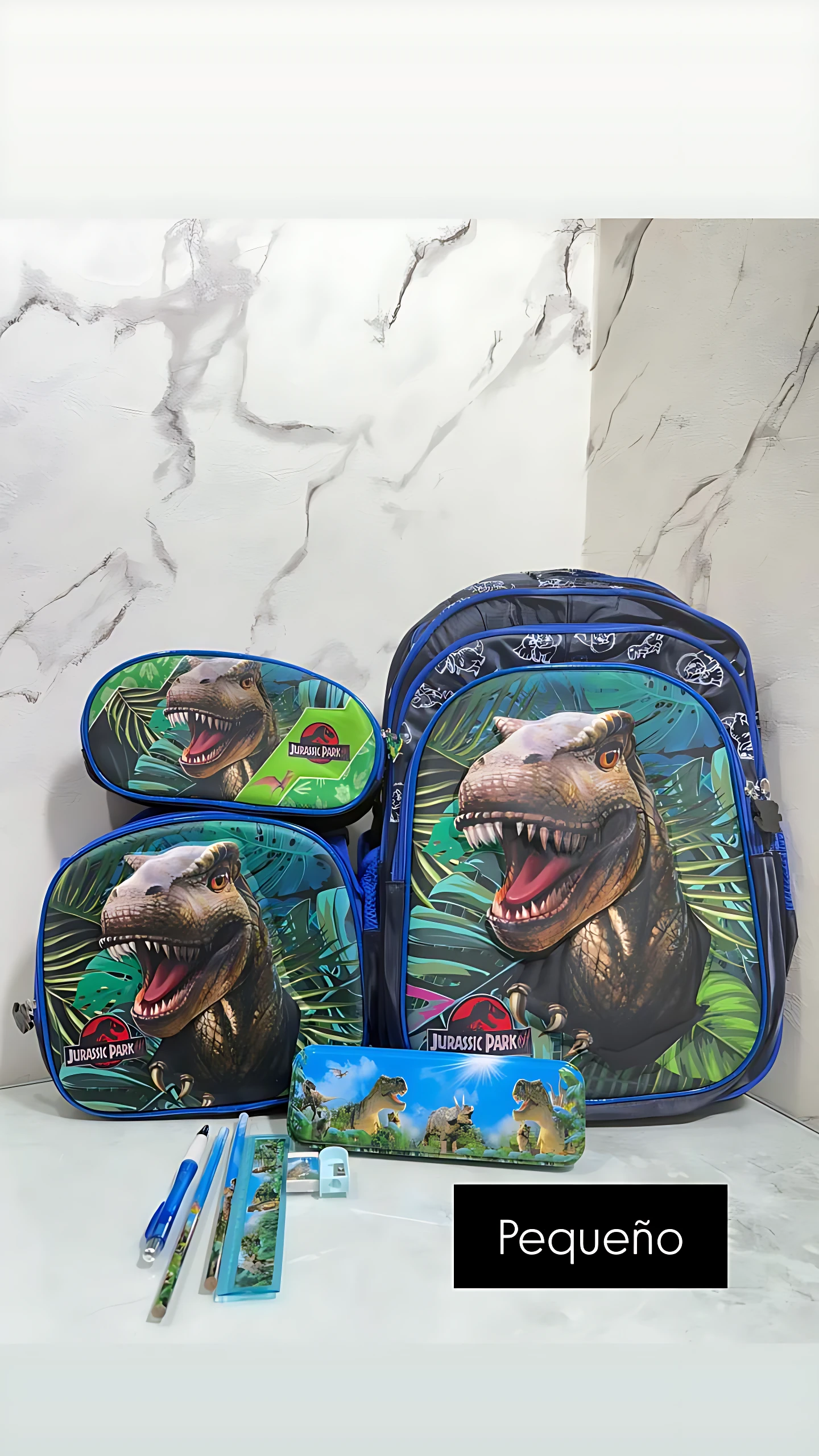 Mochila escolar pequeña de Jurassic Park con lonchera integrada, estuche y accesorios. Incluye mochila, estuche grande, estuche pequeño, lápices y goma. Diseño con T-Rex.