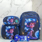 Mochila escolar pequeña azul con diseño espacial de astronauta, incluye lonchera integrada y estuche con lápices y bolígrafos.