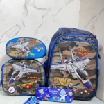 Mochila escolar pequeña con lonchera integrada, diseño de avión de combate en tonos azul y camuflaje, incluye estuche para lápices y accesorios escolares.