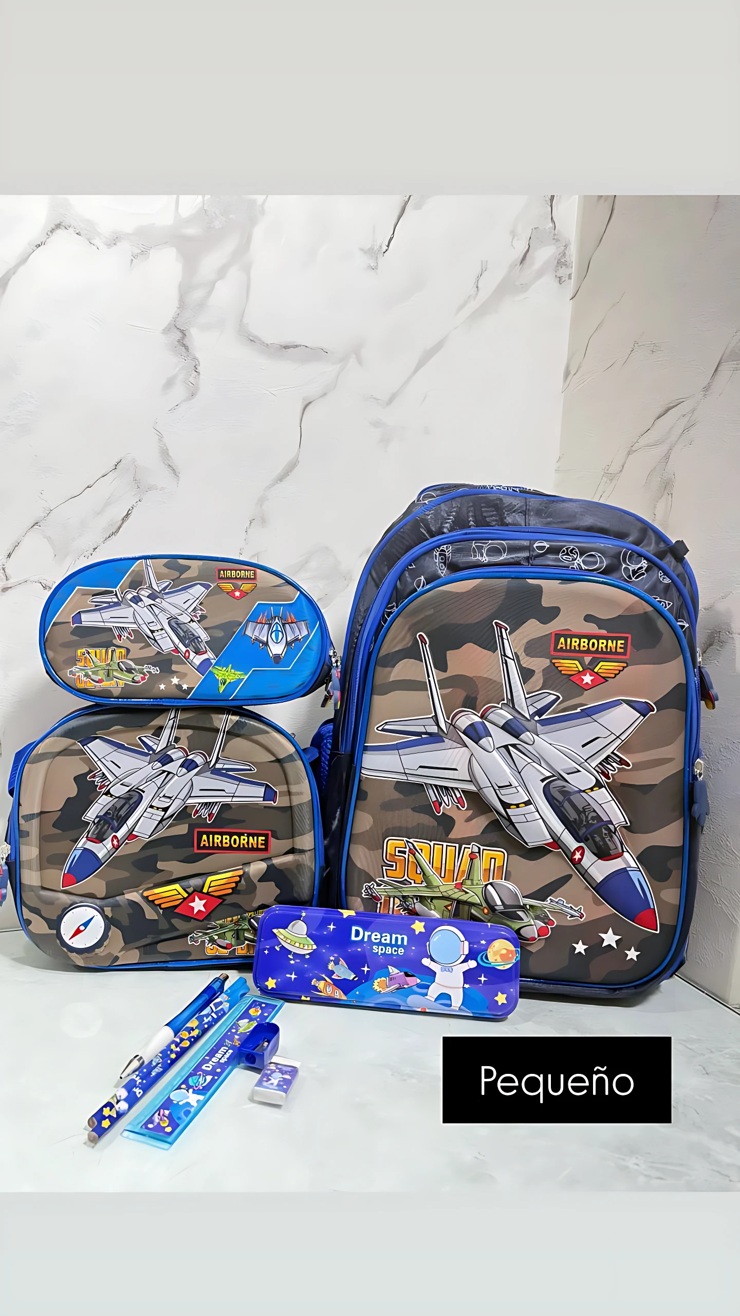 Mochila escolar pequeña con lonchera integrada, diseño de avión de combate en tonos azul y camuflaje, incluye estuche para lápices y accesorios escolares.