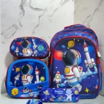 Mochila escolar pequeña azul con temática espacial, incluye lonchera integrada, estuche y accesorios. Etiqueta indica variante Pequeño.