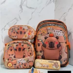Mochila escolar pequeña con lonchera integrada, diseño de capibara en tonos tierra, incluye estuche y accesorios visibles.