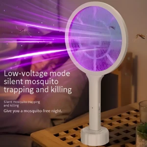 Mosquetero eléctrico plegable blanco con luz UV, en uso sobre mesa de madera, atrapando insectos visibles en ambiente nocturno.