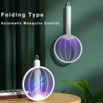 Mosquetero eléctrico plegable con luz UV, en posición abierta y cerrada, sobre mesa de madera con fondo verde oscuro y planta.