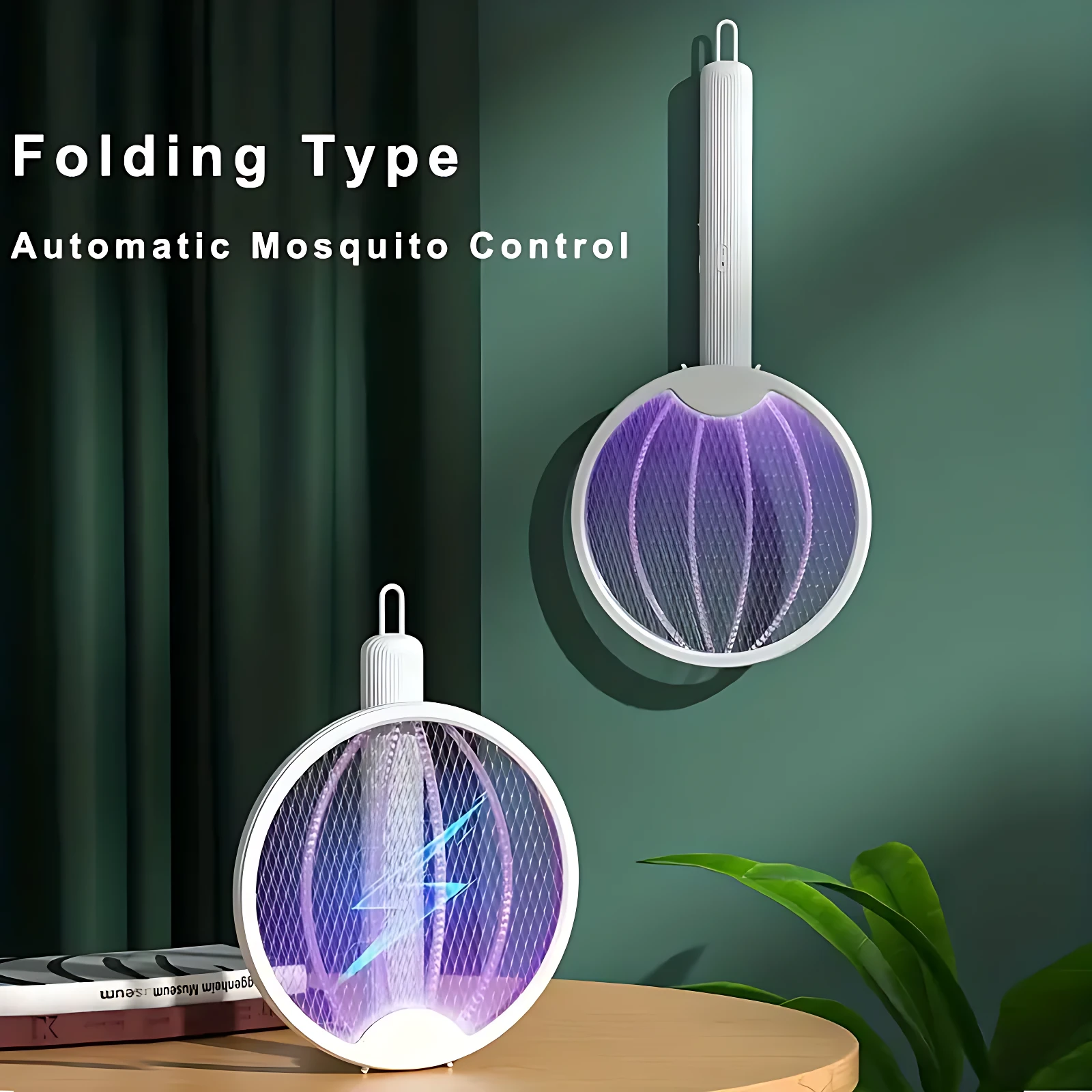 Mosquetero eléctrico plegable con luz UV, en posición abierta y cerrada, sobre mesa de madera con fondo verde oscuro y planta.