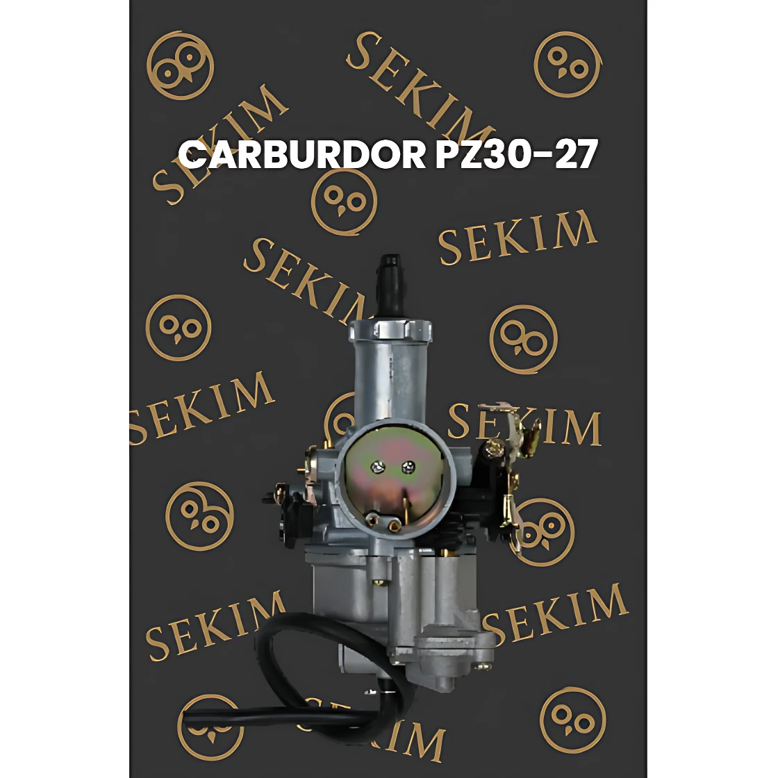 Carburador Sekim PZ30-27, color plateado con detalles negros, montado sobre fondo oscuro con logotipos repetidos. Incluye tubo de goma negro en la parte inferior.