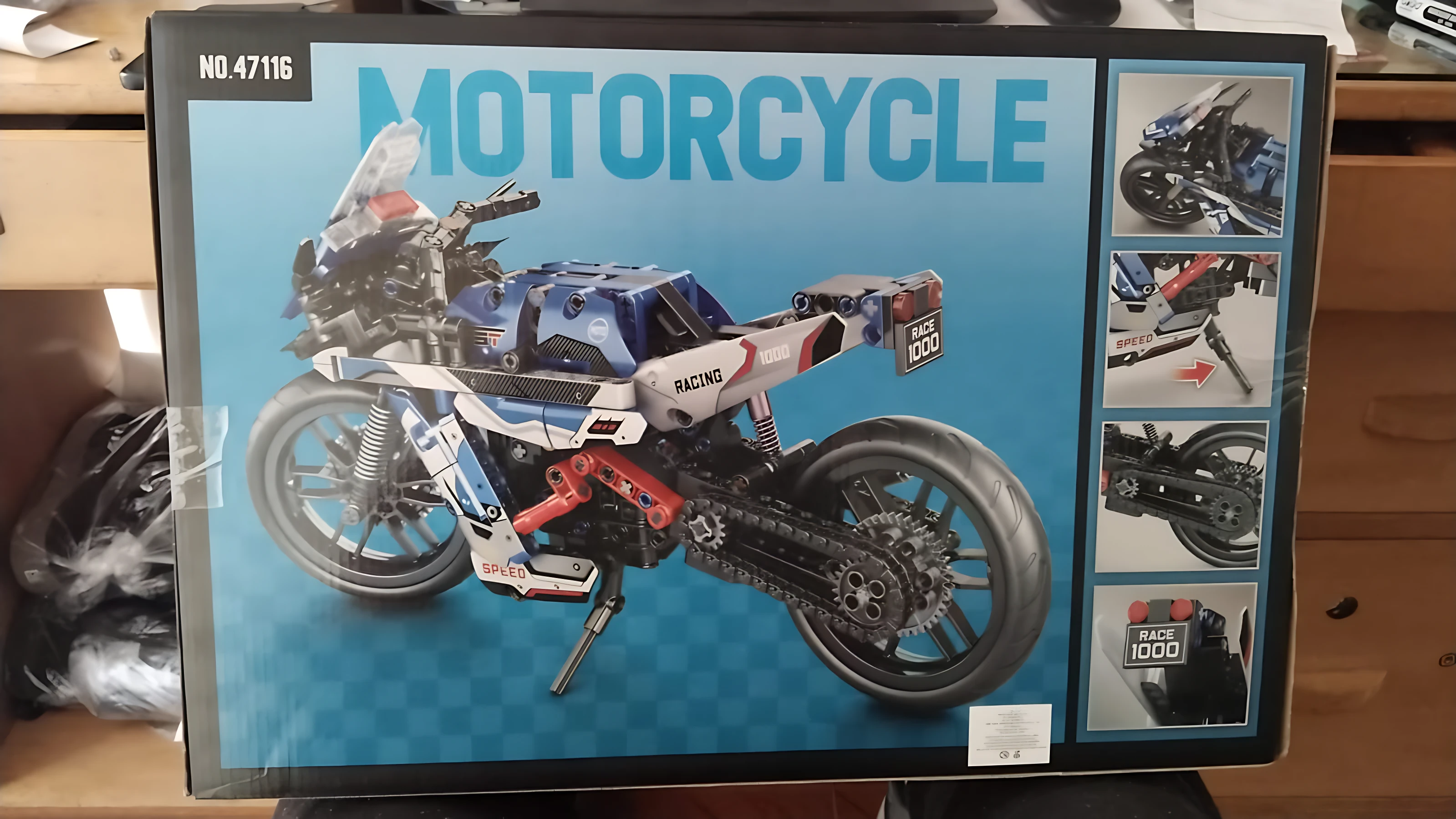 Caja de kit de construcción de motocicleta deportiva en colores azul, blanco y rojo, con detalles en negro y rojo, mostrando el modelo ensamblado y vistas parciales del producto.