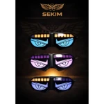 Gafas de seguridad LED con diseño de ojos agresivos, disponibles en azul, morado y blanco. Logotipo retroiluminado en la parte superior. Ideales para visibilidad nocturna en motos.