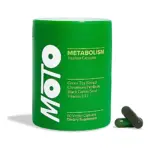 Cápsulas de energía y metabolismo vegano con té verde en envase verde con texto blanco, mostrando dos cápsulas oscuras al lado.