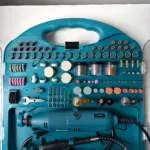 Makita motortool de alta velocidad en estuche azul con accesorios organizados para desbaste y pulido en espacios reducidos.