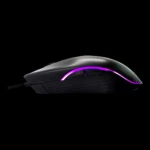 Mouse gamer negro con acento LED púrpura en lateral, diseño ergonómico y cable visible.