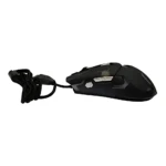 Mouse gamer negro con acabado metálico reforzado, cable trenzado y detalles plateados, diseñado para sesiones de juego de alta precisión.