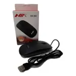 Mouse inalámbrico negro ergonómico con cable USB, modelo AN-500 de la marca NIA, junto a su empaque original.