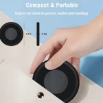 Multi adaptador de carga viajero negro, compacto y portátil. Muestra mano insertándolo en bolso beige, con dimensiones 3.2 in x 0.4 in visibles.