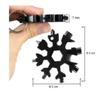 Multiherramienta copo de nieve negra con 18 funciones, incluye llave de coche y abrebotellas, mide 6,2 cm de lado y 7 mm de grosor.