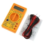Multímetro digital DT830D de color naranja con pantalla LCD, perilla central y tres terminales rojas y negras. Incluye cables de prueba rojo y negro enrollados sobre manual de instrucciones.