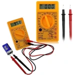 Multímetro digital DT830D amarillo con pantalla LCD, cables rojo y negro, puntas de prueba y batería 9V. Muestra lectura de 9.58 V en pantalla lateral.