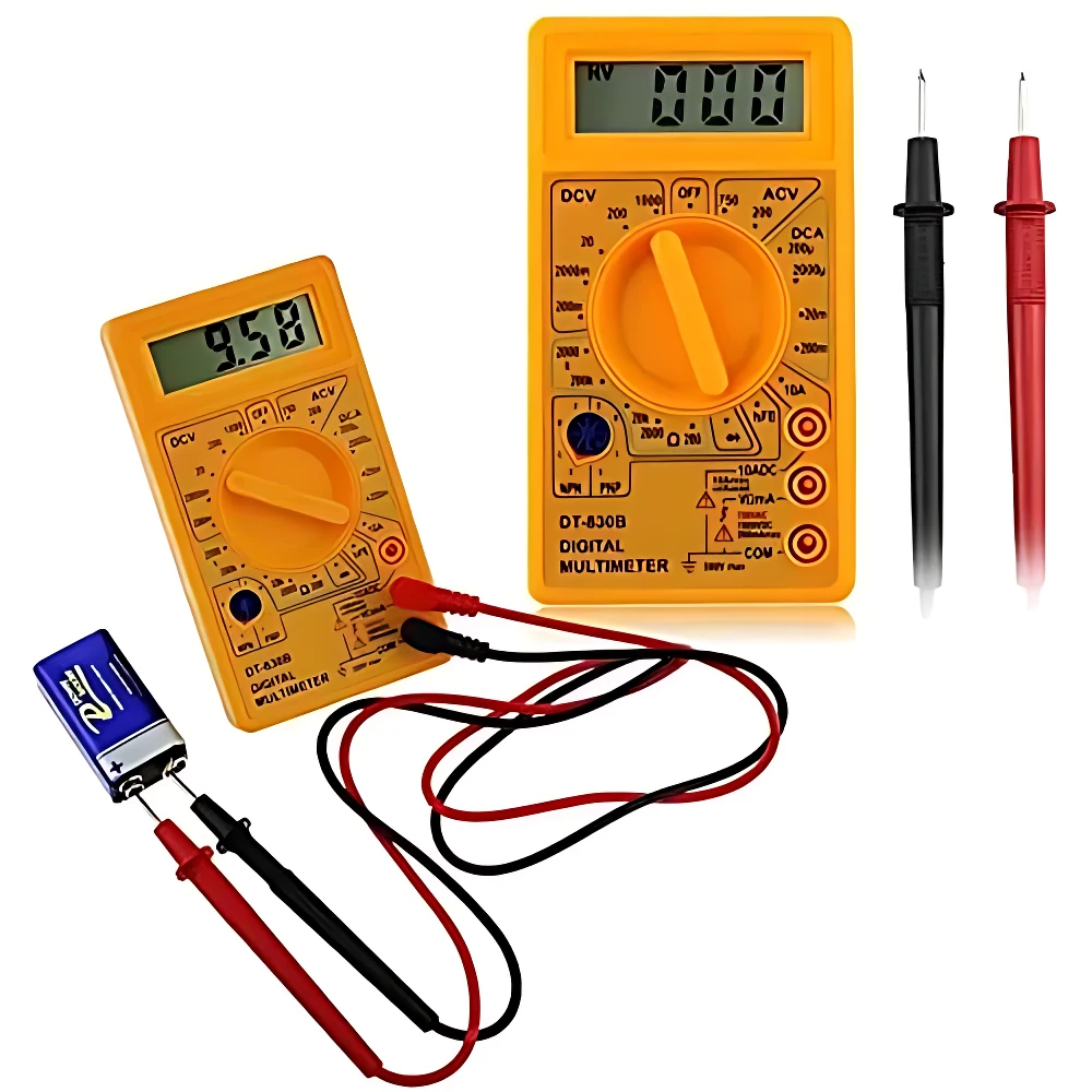 Multímetro digital DT830D amarillo con pantalla LCD, cables rojo y negro, puntas de prueba y batería 9V. Muestra lectura de 9.58 V en pantalla lateral.