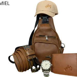 Bolso cruzado marrón en cuero con correa ajustable, gorra beige, reloj de pulsera y billetera, todo con logo Vekay.