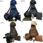 Cuatro presentaciones de bolso cruzado para hombre en azul, negro, café y miel, con gorra, reloj y billetera; incluye correa ajustable y detalles en cuero sintético.