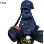 Bolso cruzado azul marino con correa ajustable, gorra, reloj y billetera; conjunto completo para hombre.