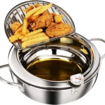 Olla freidora japonesa de acero inoxidable con tapa drenadora, mostrando pollo frito y papas fritas en la rejilla superior y aceite en el recipiente inferior.