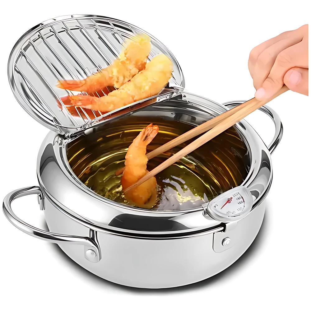 Olla freidora japonesa de acero inoxidable con tapa drenadora, mostrando camarones fritas siendo retirados con pinzas del aceite caliente.