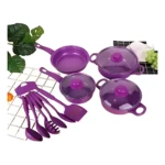 Juego de sartenes y ollas en color morado con tapas de vidrio, acompañado de utensilios de cocina del mismo tono, dispuestos sobre una rejilla metálica con elementos decorativos.