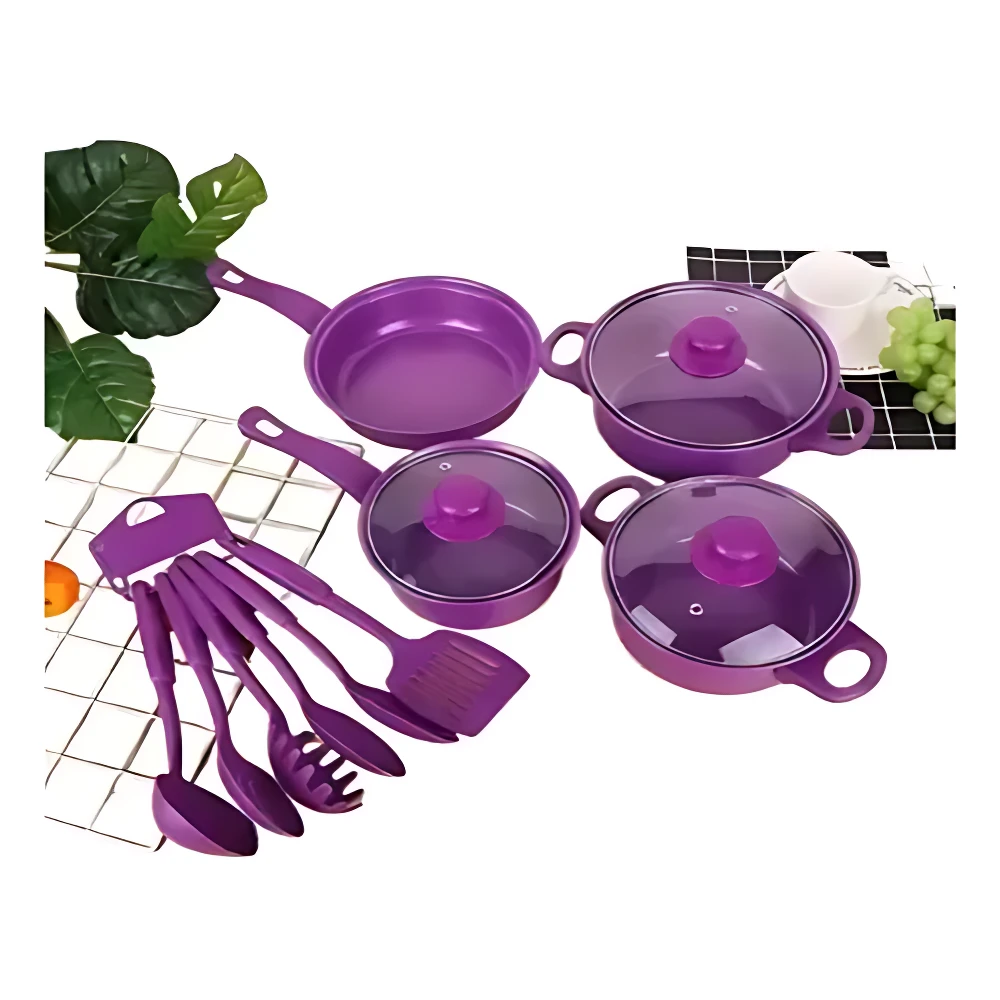Juego de sartenes y ollas en color morado con tapas de vidrio, acompañado de utensilios de cocina del mismo tono, dispuestos sobre una rejilla metálica con elementos decorativos.