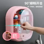 Organizador de cosméticos en color rosa con puerta transparente y estantes internos, montado en pared. Incluye sistema de cierre magnético y asa integrada para apertura suave.