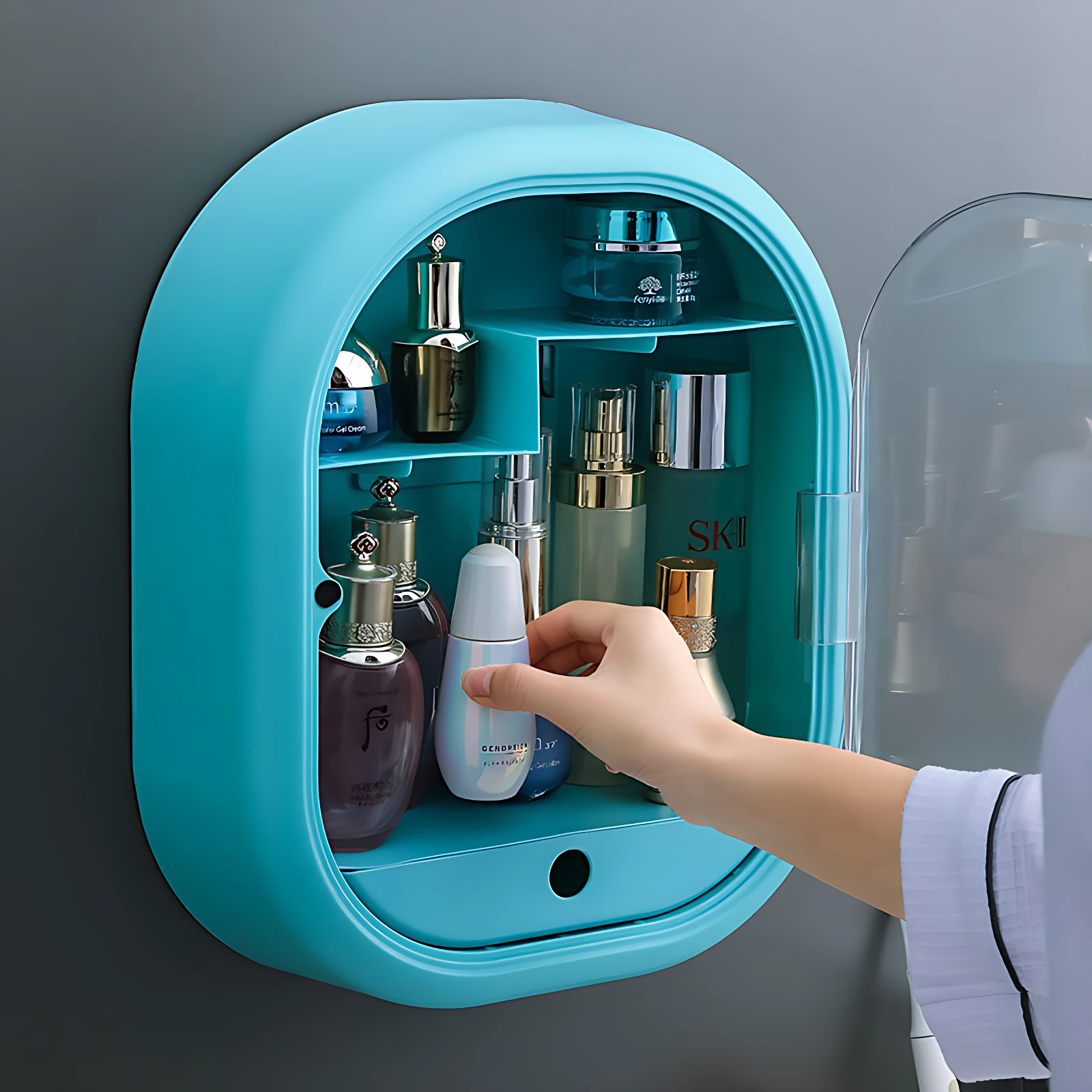 Organizador cosméticos azul turquesa con puerta transparente y estantes internos, mostrando botellas de cuidado facial y corporal en baño.